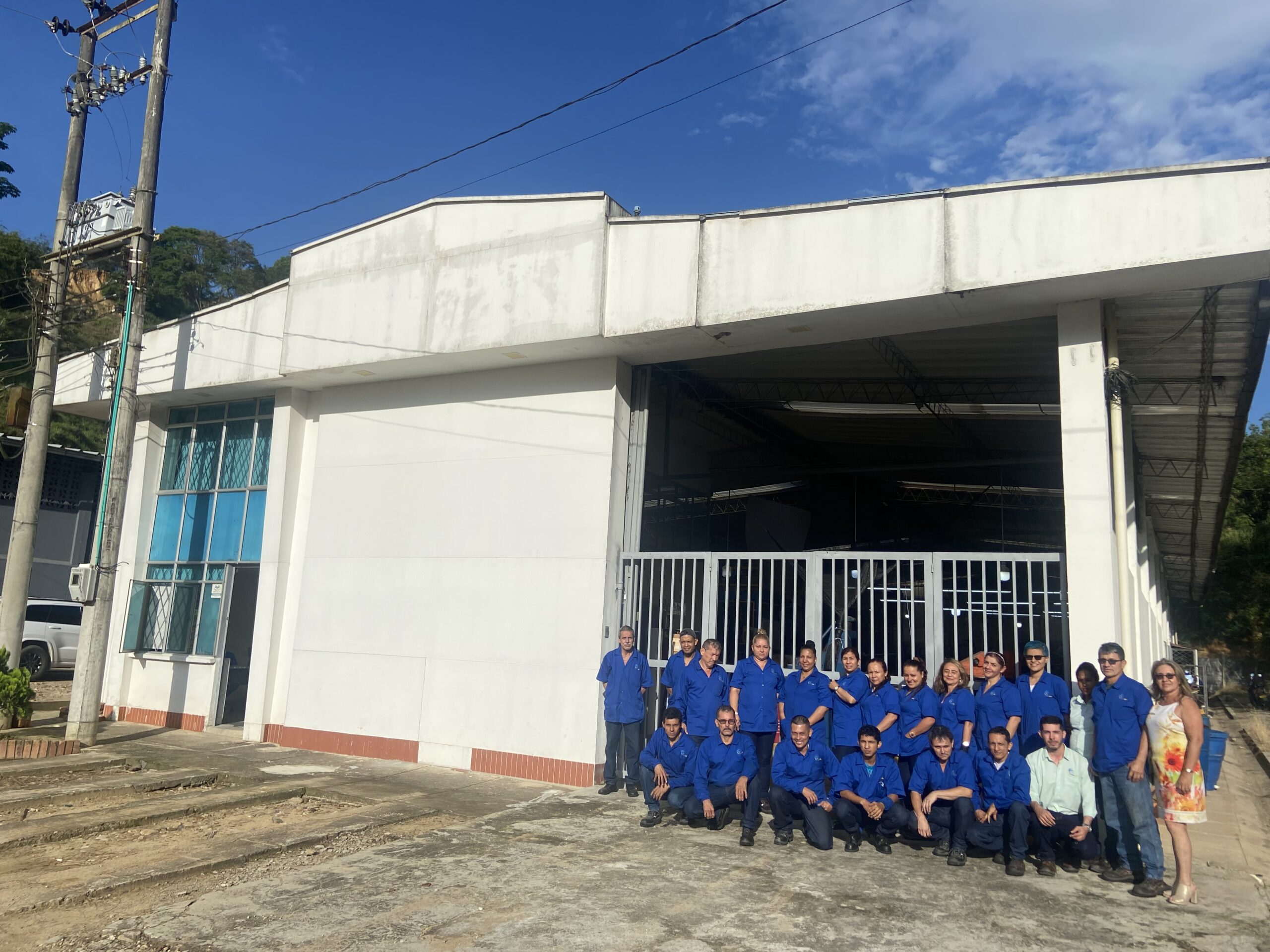 Equipo de trabajadores con dotación de calzado industrial Pegassus
